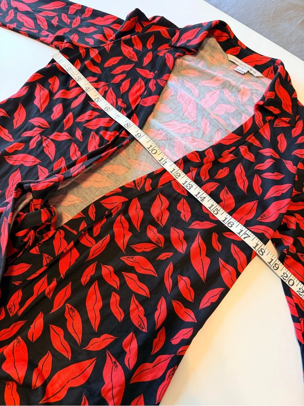 Diane von Furstenberg Lips Wrap Dress 100%Silk jersey, size 6 - Picture 6 of 14